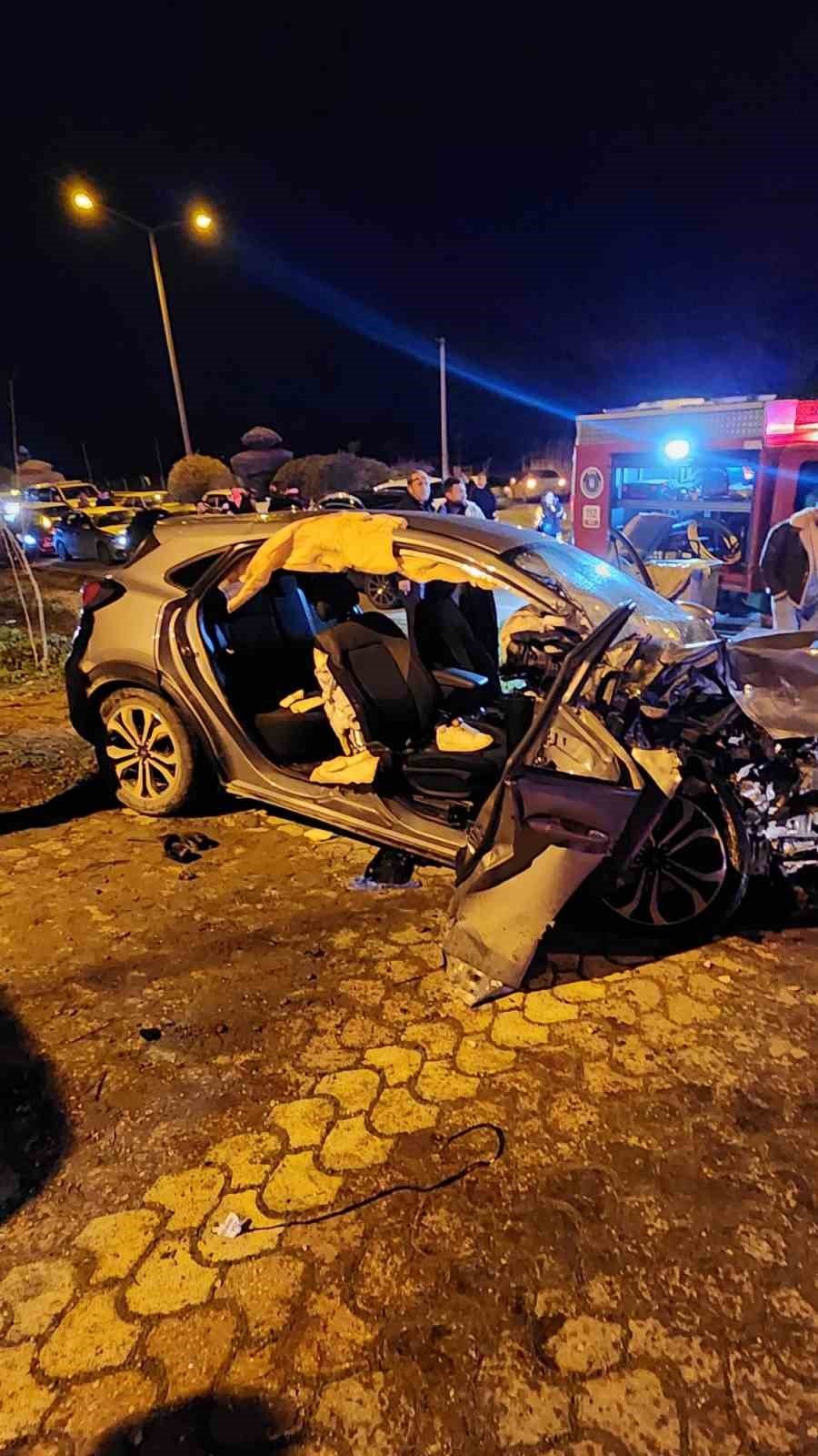 İki Aracın Kafa Kafaya Çarpıştığı Feci Kazada Can Pazarı!