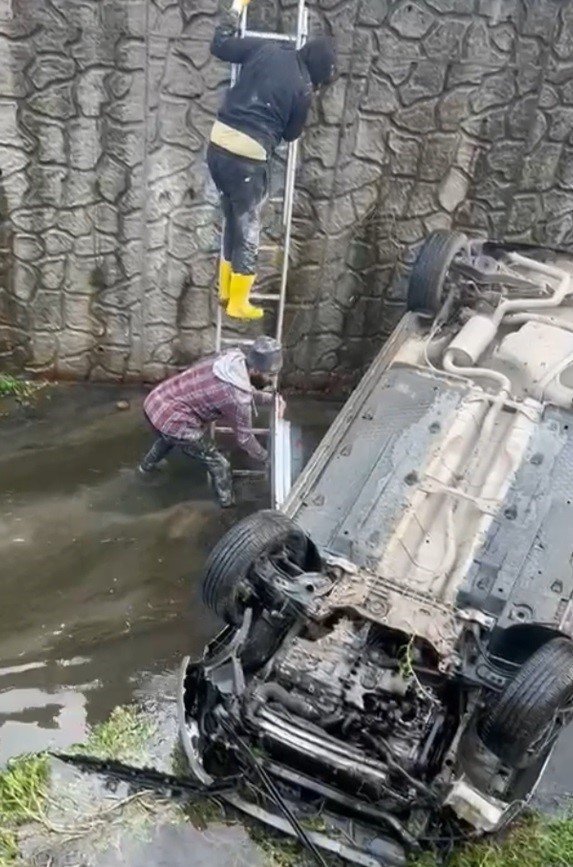 Kanala Devrilen Otomobilin Sürücüsü 7 Günlük Hayat Mücadelesini Kaybetti