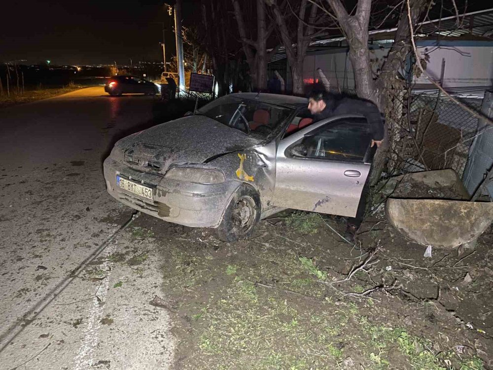 Kontrolden Çıkan Otomobil Ağaca Çarptı