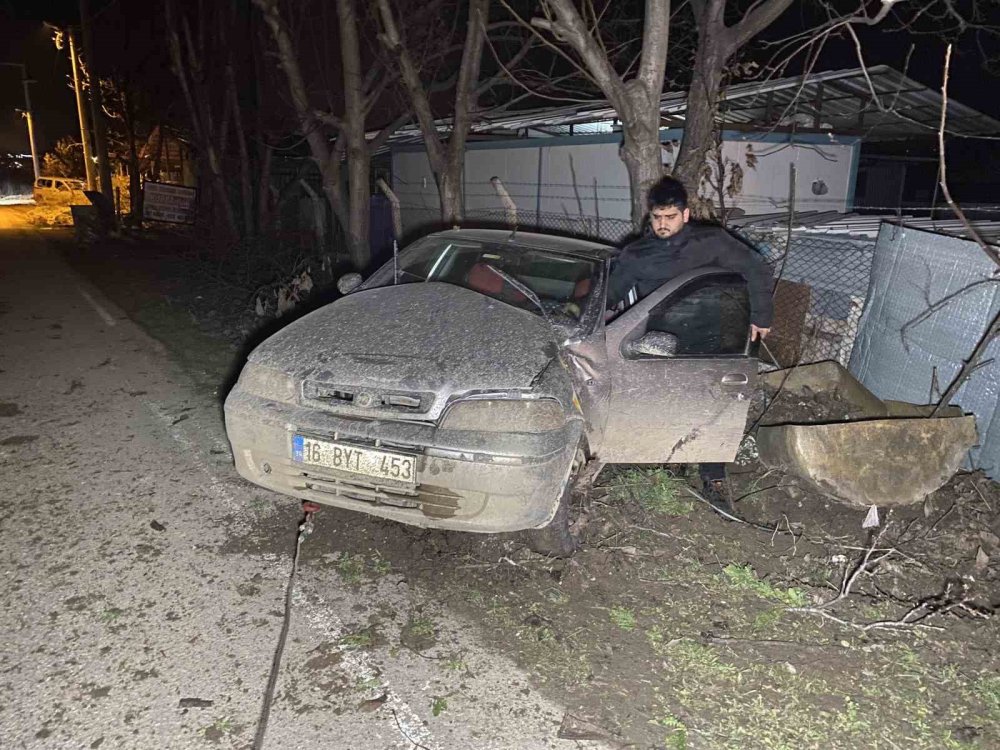 Kontrolden Çıkan Otomobil Ağaca Çarptı