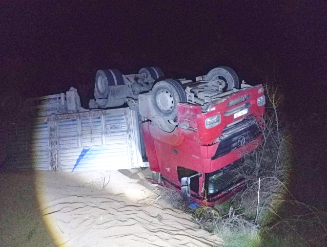 kontrolden-cikan-tir-devrildi1.jpg