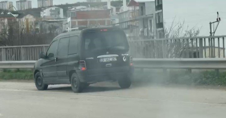 Ters Yöne Giren Araç Trafiği Kilitledi