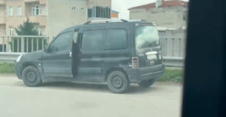 Ters Yöne Giren Araç Trafiği Kilitledi