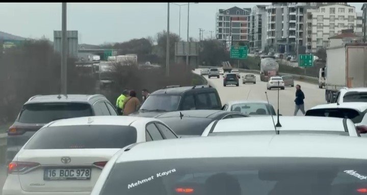 Ters Yöne Giren Araç Trafiği Kilitledi