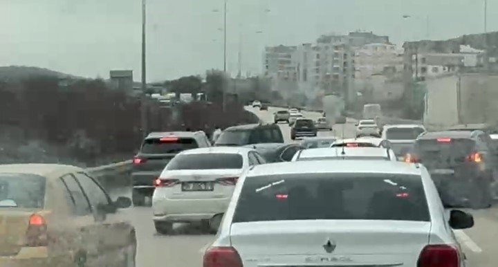 Ters Yöne Giren Araç Trafiği Kilitledi