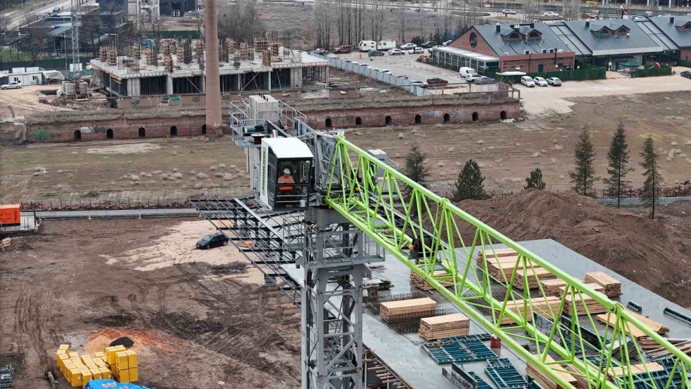 Tonlarca Yükü Metrelerce Yükseklikte Adeta İğne Deliğinden Geçiriyorlar