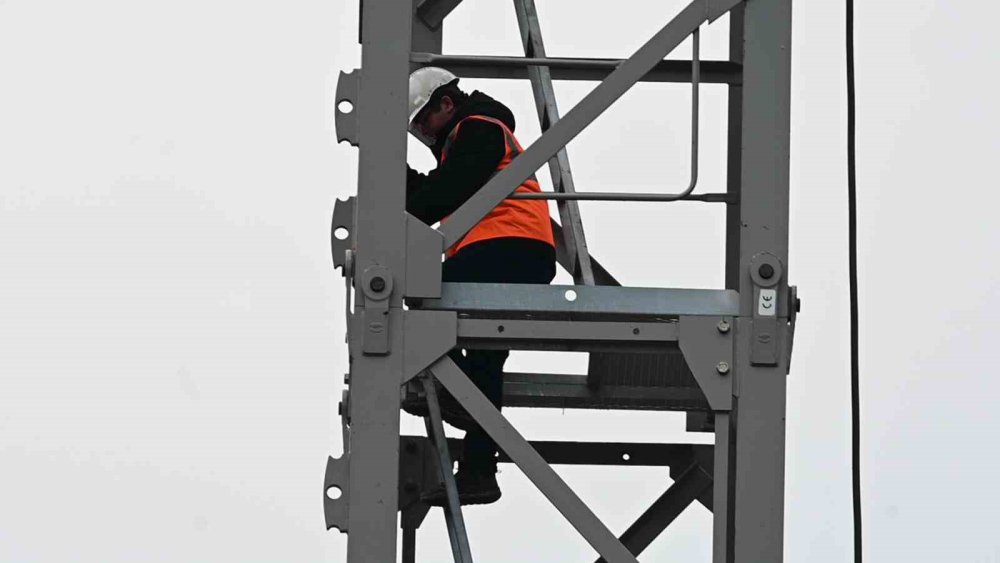 Tonlarca Yükü Metrelerce Yükseklikte Adeta İğne Deliğinden Geçiriyorlar