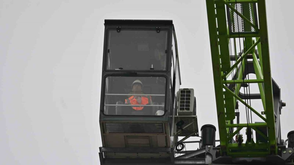 Tonlarca Yükü Metrelerce Yükseklikte Adeta İğne Deliğinden Geçiriyorlar