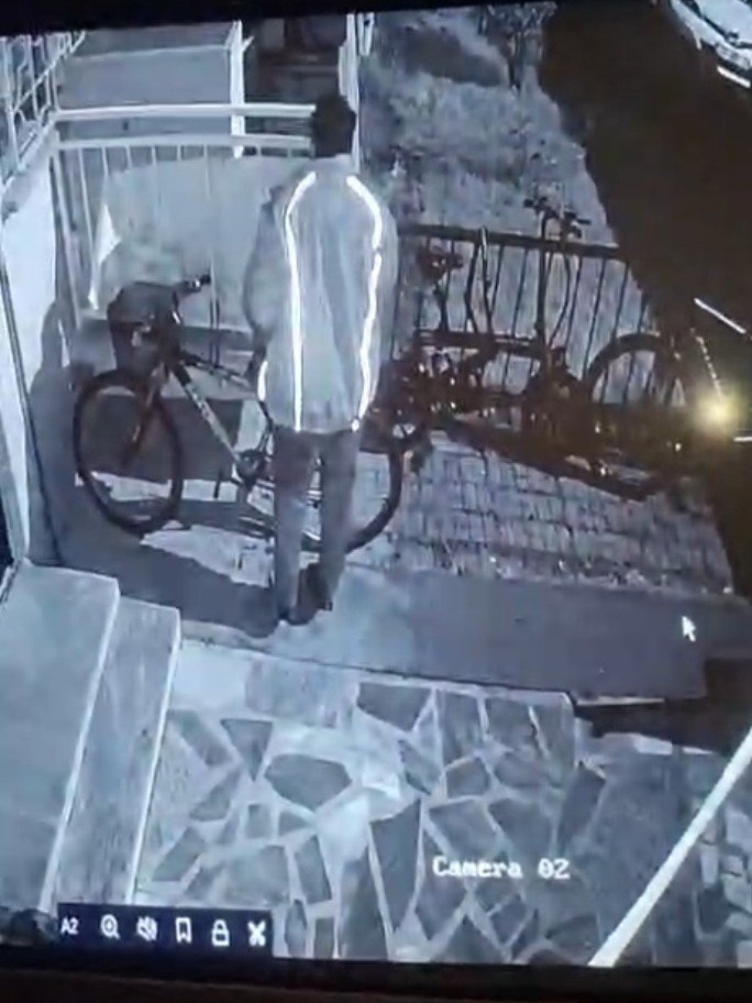 Balkondaki Motosiklet Ekipmanlarını Çaldı