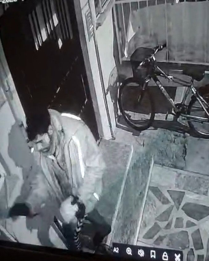 Balkondaki Motosiklet Ekipmanlarını Çaldı