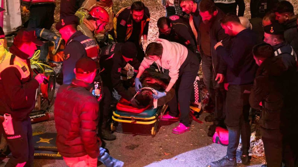 Talaş Yüklü Tır Devrildi! Araçta Sıkışan Genç Sürücü Hayatını Kaybetti