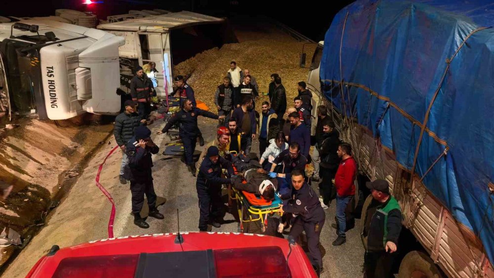 Talaş Yüklü Tır Devrildi! Araçta Sıkışan Genç Sürücü Hayatını Kaybetti