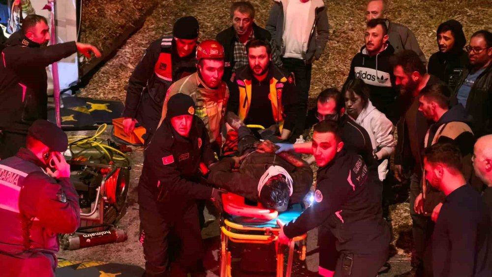 Talaş Yüklü Tır Devrildi! Araçta Sıkışan Genç Sürücü Hayatını Kaybetti