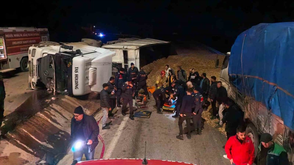 Talaş Yüklü Tır Devrildi! Araçta Sıkışan Genç Sürücü Hayatını Kaybetti