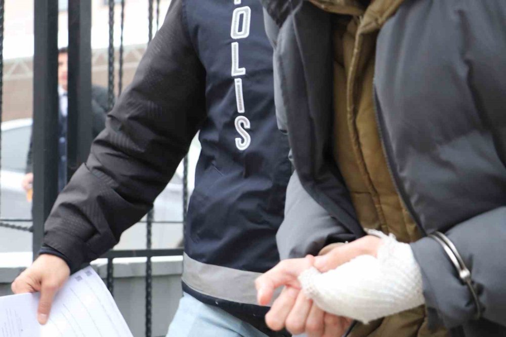 Üvey Oğlu Tarafından Bıçaklanan Adam Hayatını Kaybetti