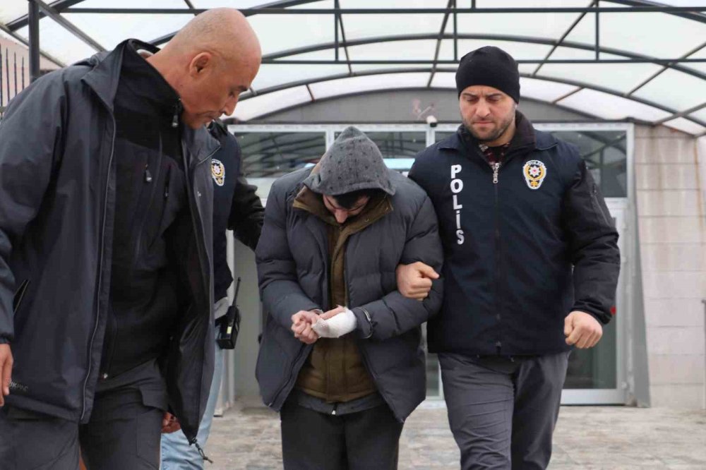 Üvey Oğlu Tarafından Bıçaklanan Adam Hayatını Kaybetti