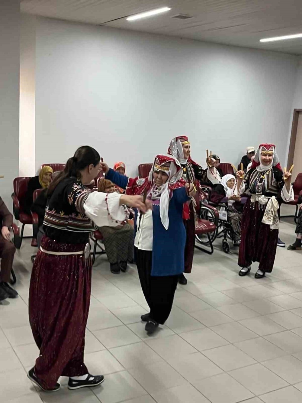 Huzurevinde  Halk Oyunları İle Renkli Anlar Yaşandı
