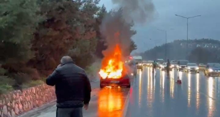 Motor Arızası Veren Otomobil Alev Alev Yandı