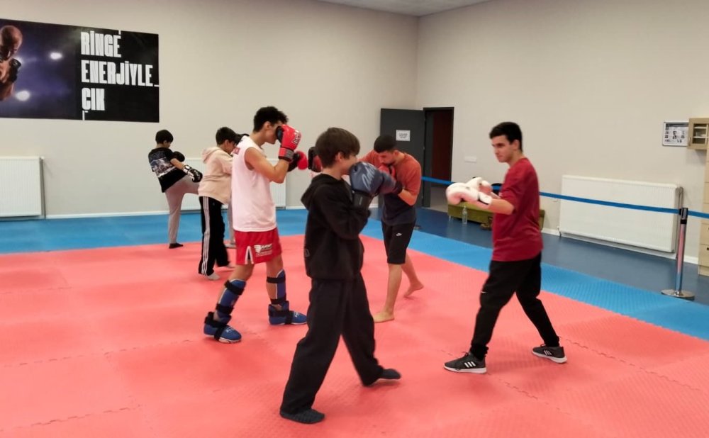 Genç Sporcular Kick Boks İle Zamanlarını Sporla Değerlendiriyor