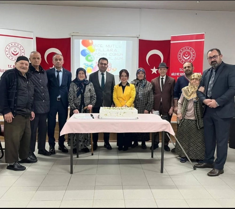 Huzurevinde Doğum Günü Sevinci