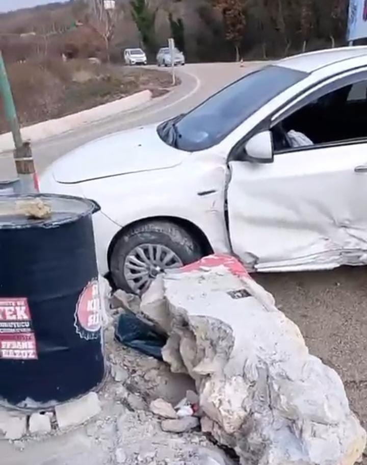 Kontrolden Çıkan Araç Bariyerlere Çarptı