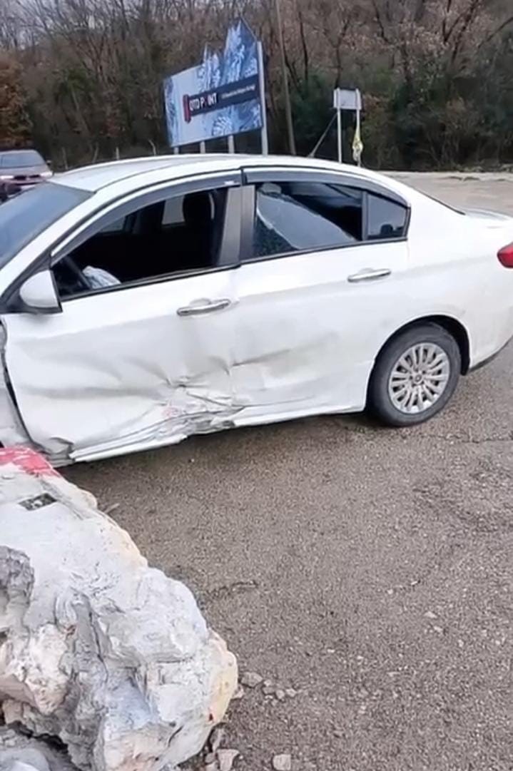 Kontrolden Çıkan Araç Bariyerlere Çarptı