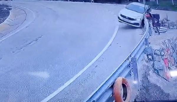 Kontrolden Çıkan Araç Bariyerlere Çarptı