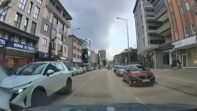 Park Halindeki Araçların Arasından Çıkan Yayaya Çarptı