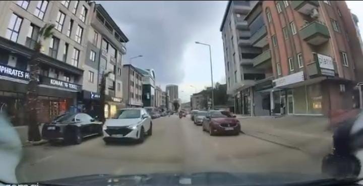 Park Halindeki Araçların Arasından Çıkan Yayaya Çarptı