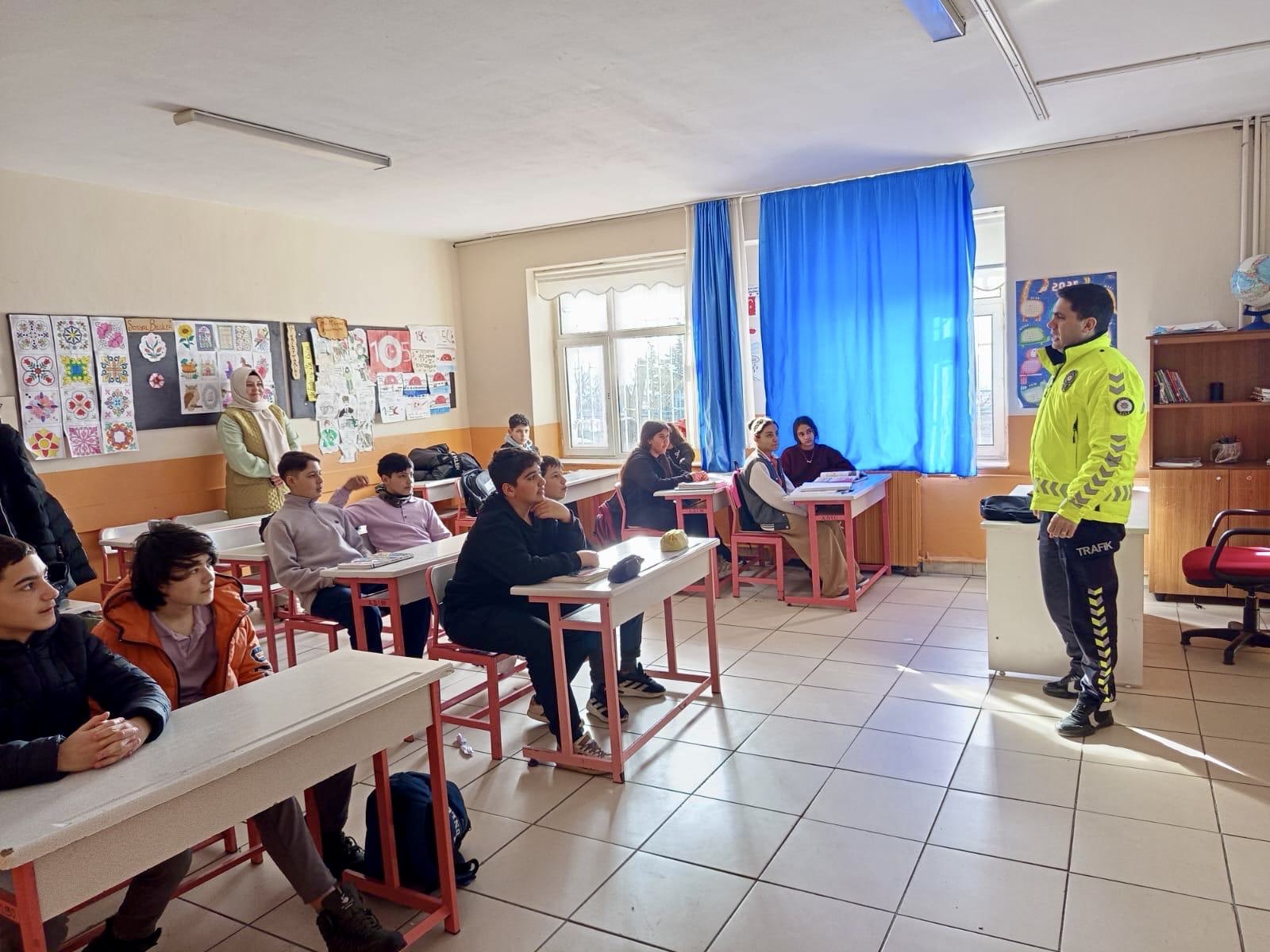 ogrencilere-trafik-kurallari-semineri-verildi.jpg
