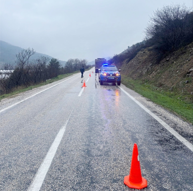 yolda-kalan-araca-jandarma-yardim-etti1.jpg