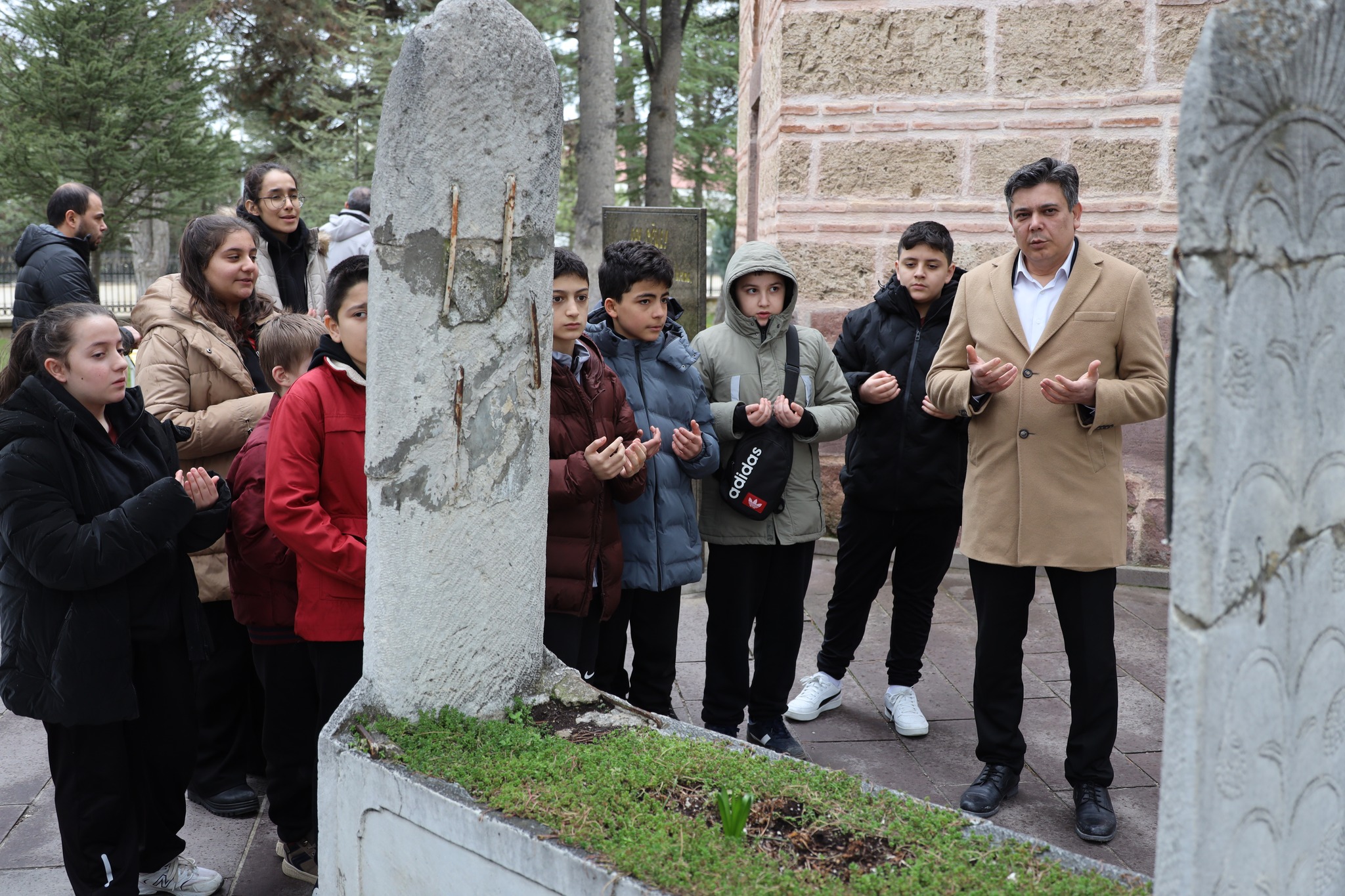 baskan-durgut-ogrencilere-ertugrulgazi-turbesini-anlatti1.jpg