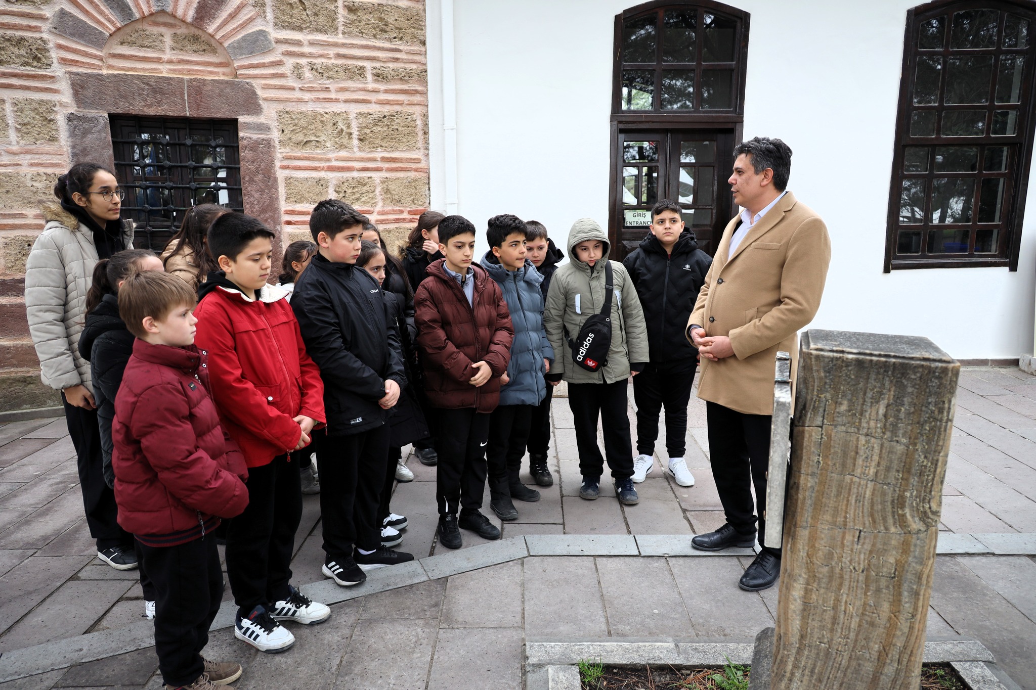 baskan-durgut-ogrencilere-ertugrulgazi-turbesini-anlatti3.jpg