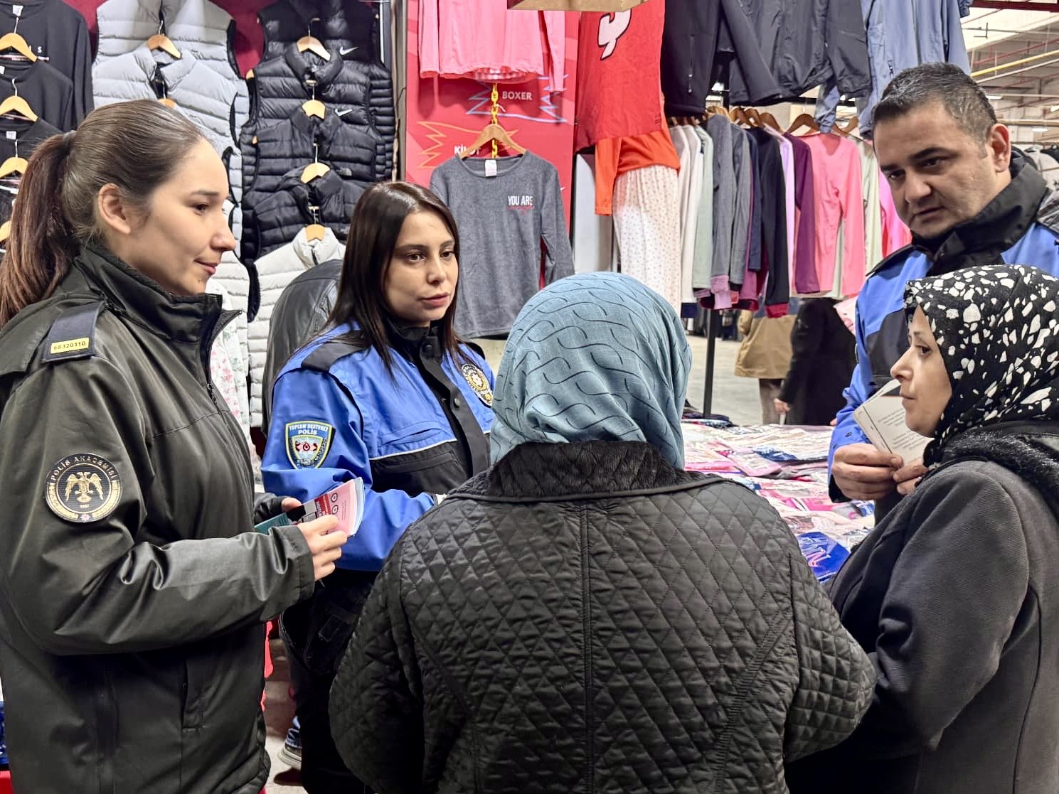 toplum-destekli-polisler-kapali-pazarda-bilgilendirme-yapti.jpg