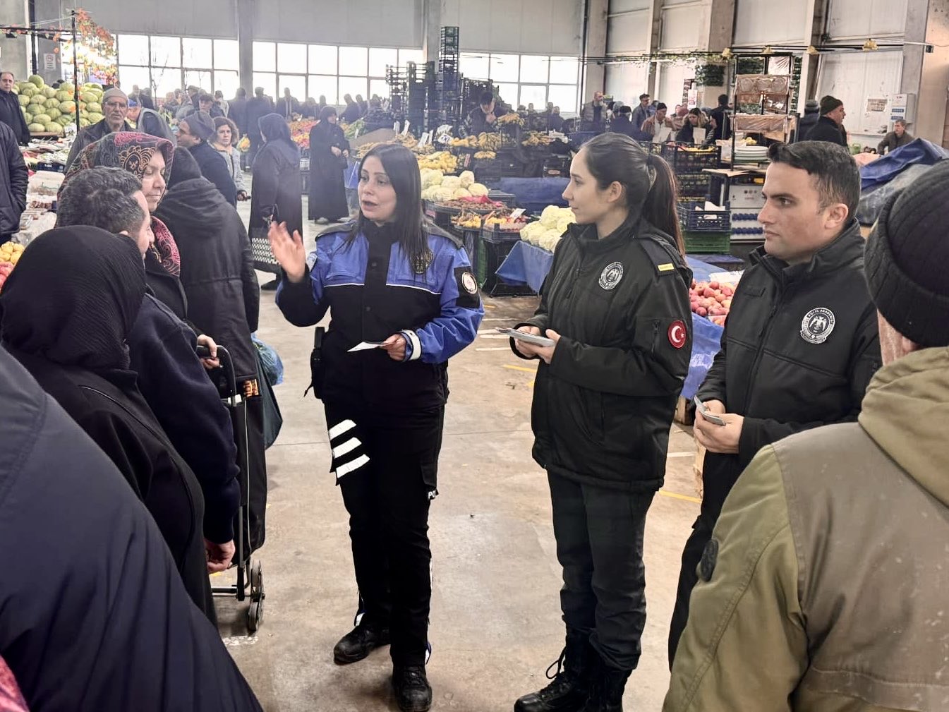 toplum-destekli-polisler-kapali-pazarda-bilgilendirme-yapti1.jpg