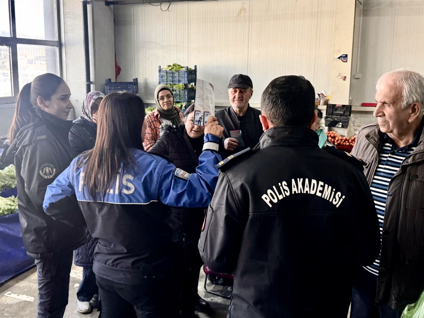 toplum-destekli-polisler-kapali-pazarda-bilgilendirme-yapti3.jpg