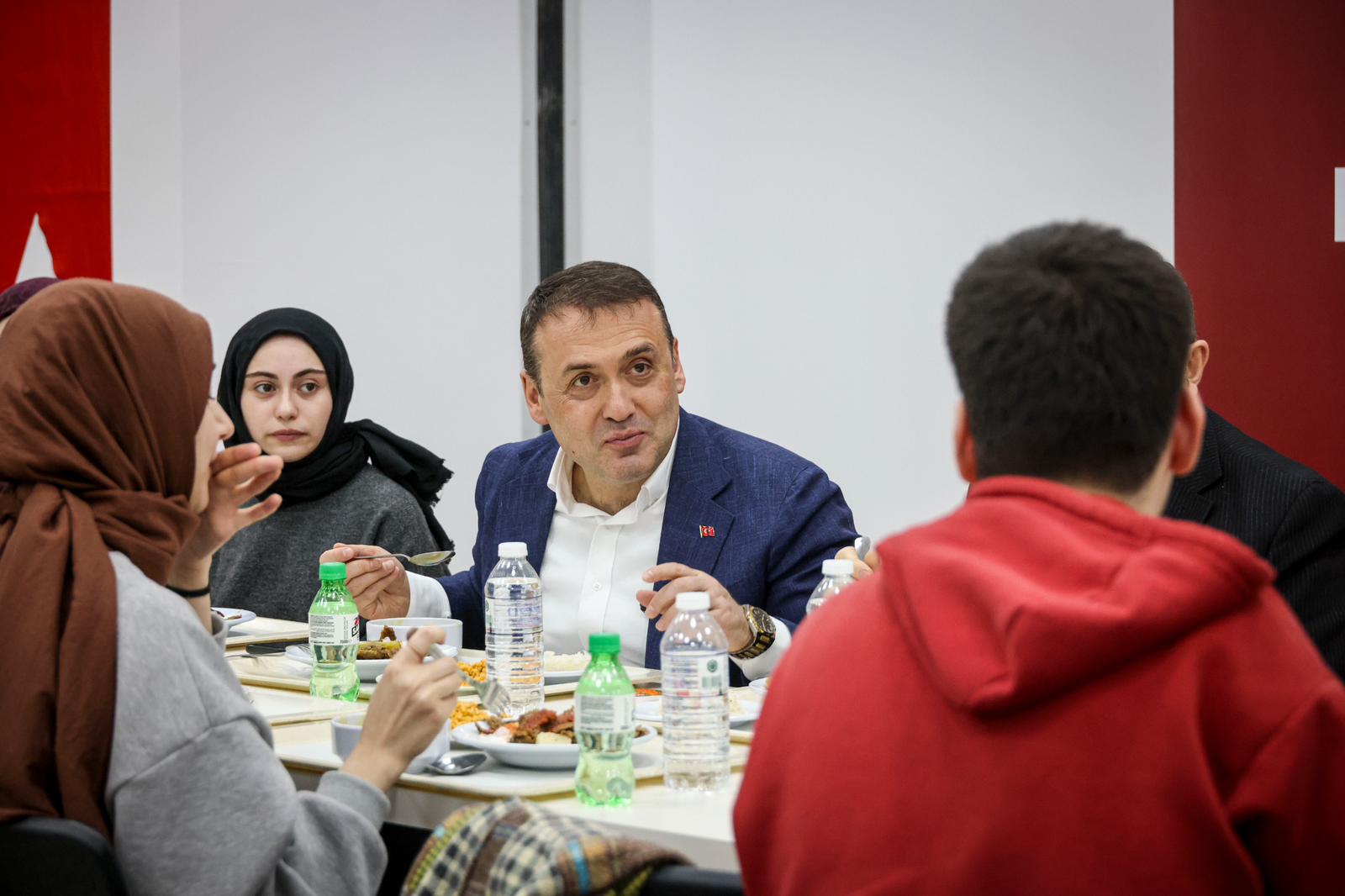 vali-sozer-iftar-programinda-ogrencilerle-bulustu1.jpg