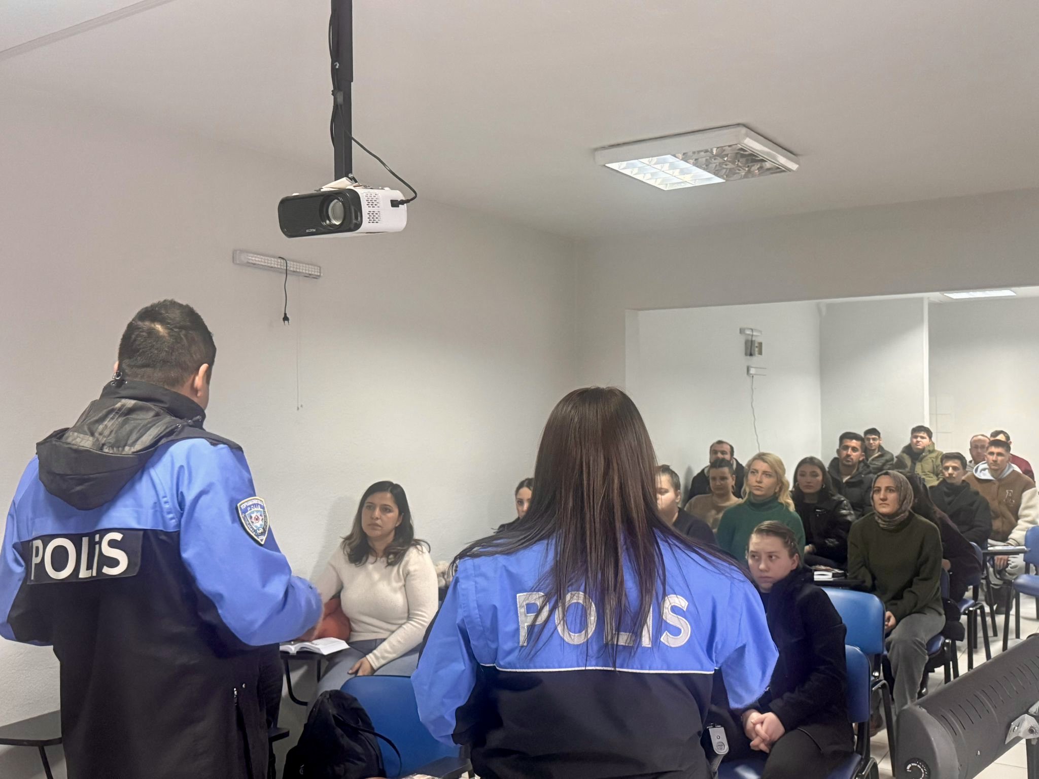 toplum-destekli-polisler-gencleri-bilgilendirdi1.jpeg