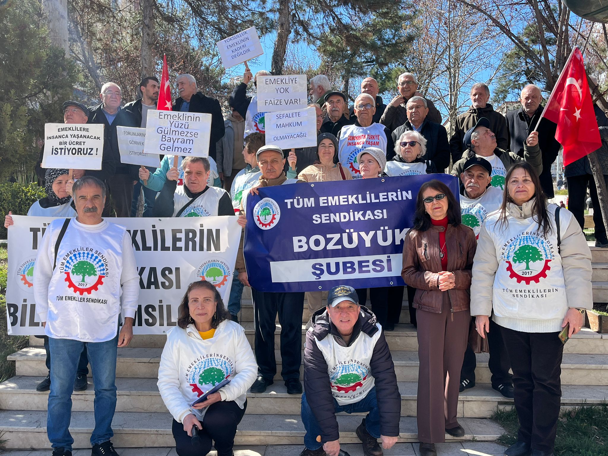 emekliler-bayram-ikramiyesine-zam-istedi-4.jpeg