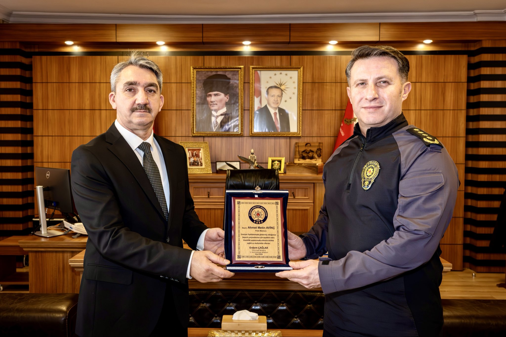 mudur-caglardan-emekli-olan-polis-memuruna-plaket.jpeg