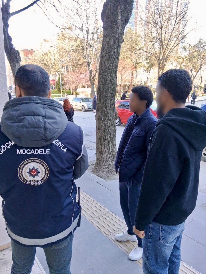 emniyet-duzensiz-goce-musaade-etmiyor1.jpeg