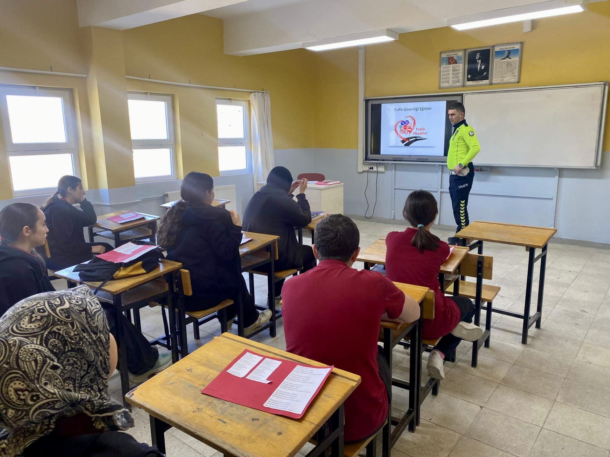ogrencilere-trafik-kurallari-anlatildi1.jpeg