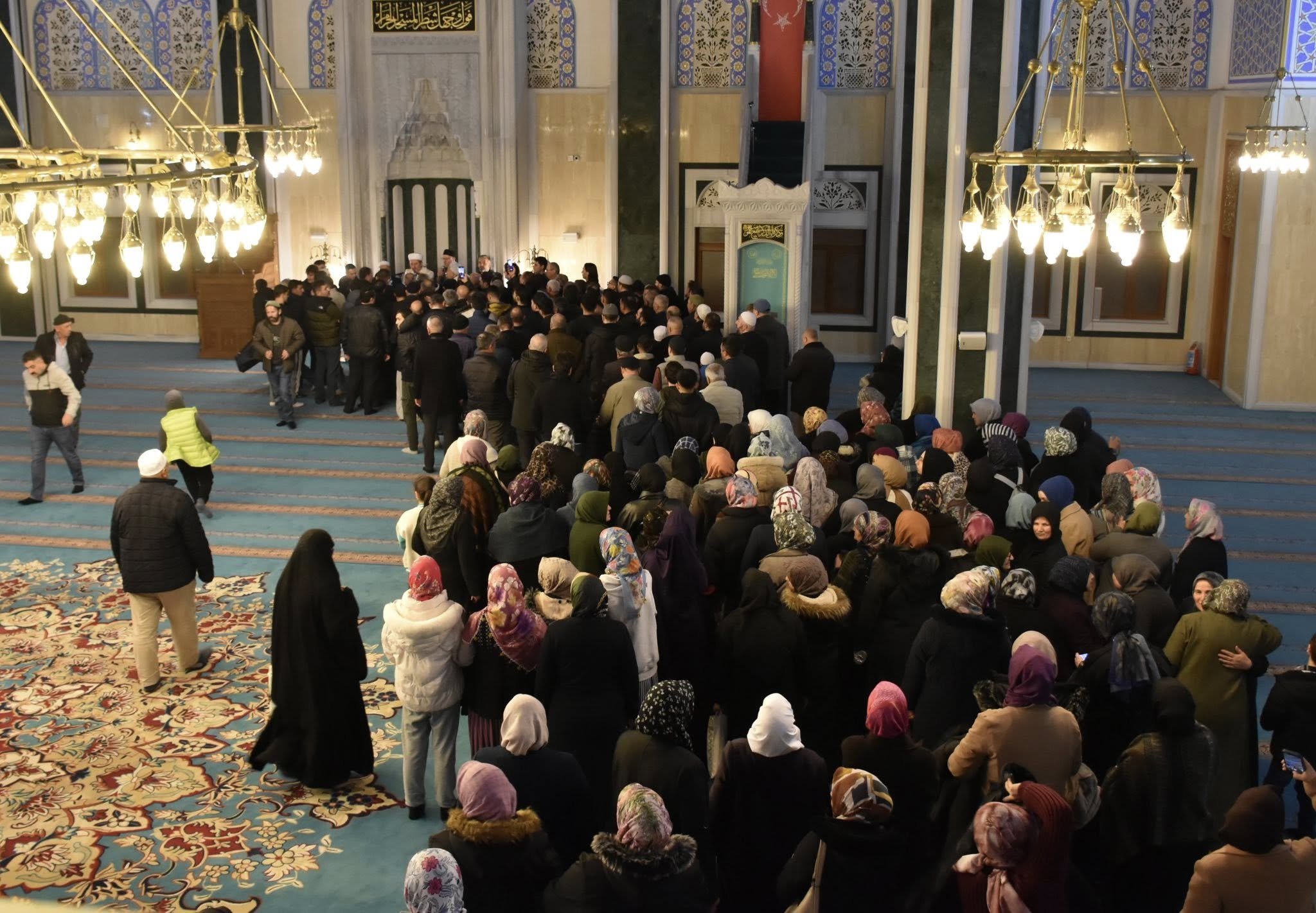bilecikte-kadir-gecesi-coskusu-camiler-doldu-tast5.jpg
