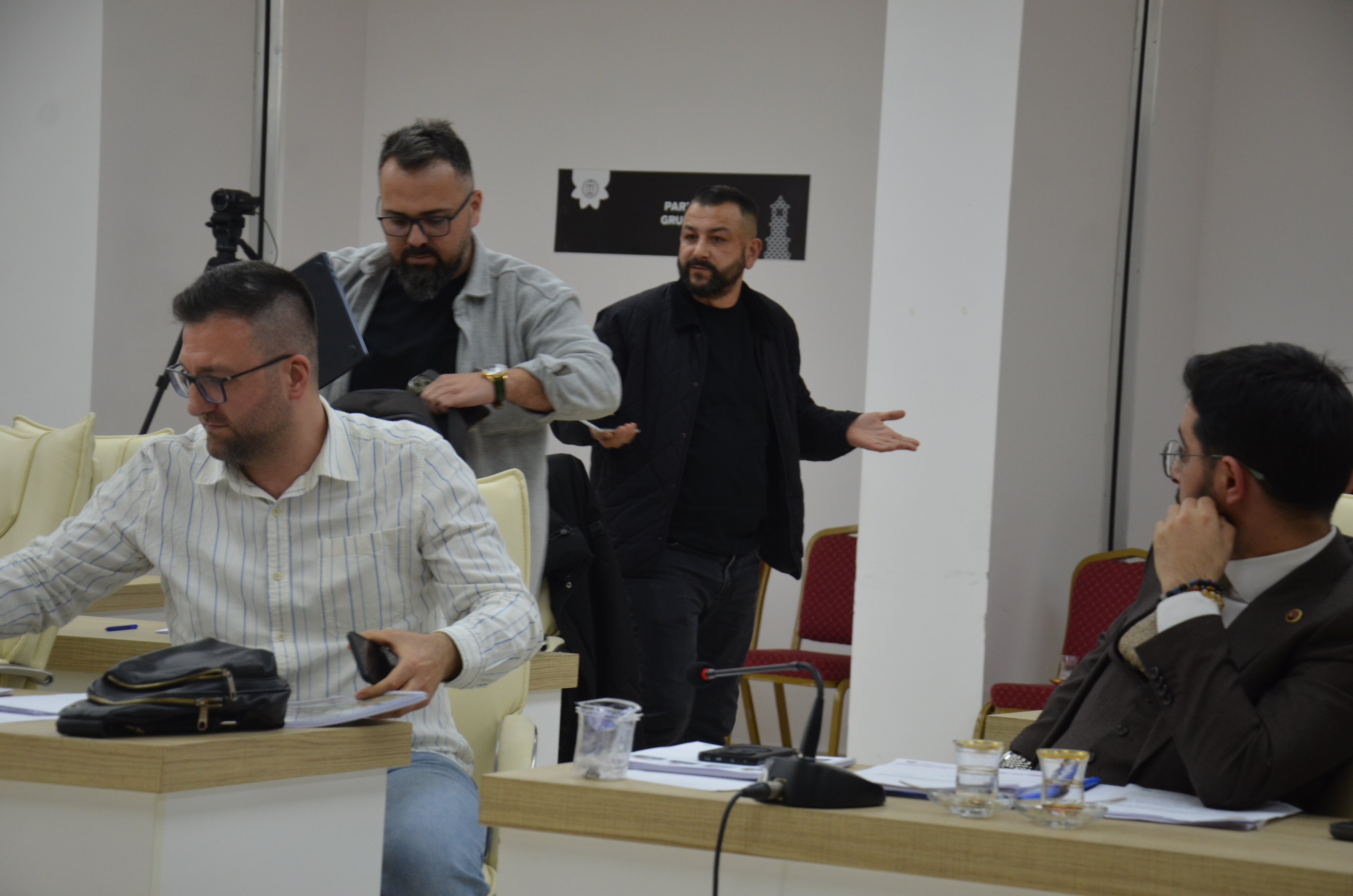 bilecik-belediye-meclisinde-ortalik-karisti-2.jpg