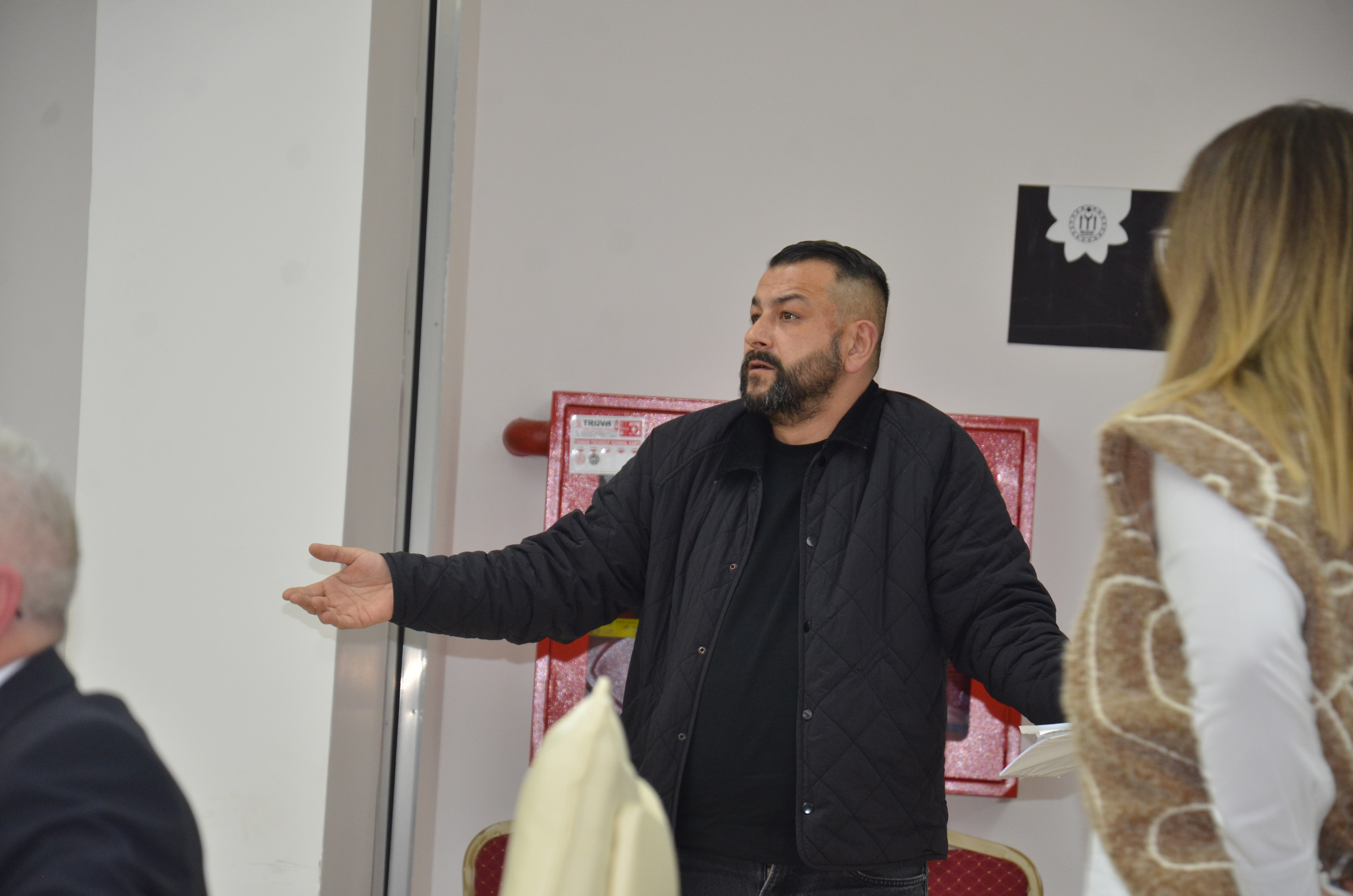 bilecik-belediye-meclisinde-ortalik-karisti-3.jpg