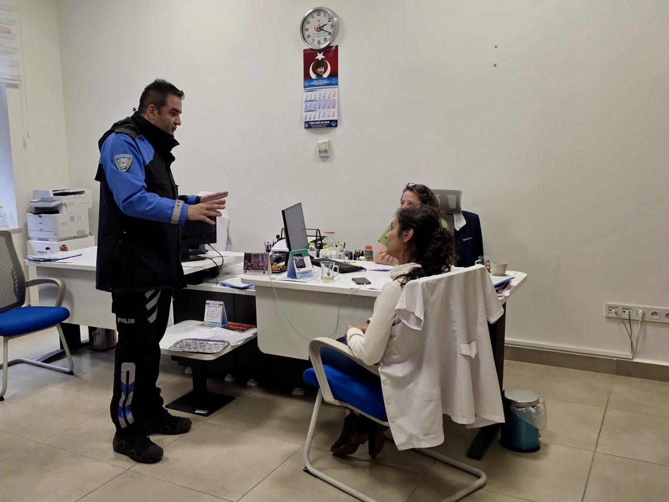 polisler-saglik-calisanlarini-uyardi1.jpg