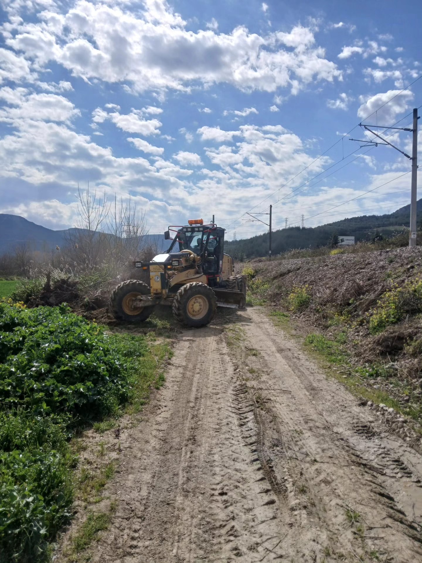 bayirkoyde-arazi-yollari-bakima-alindi-3.jpg