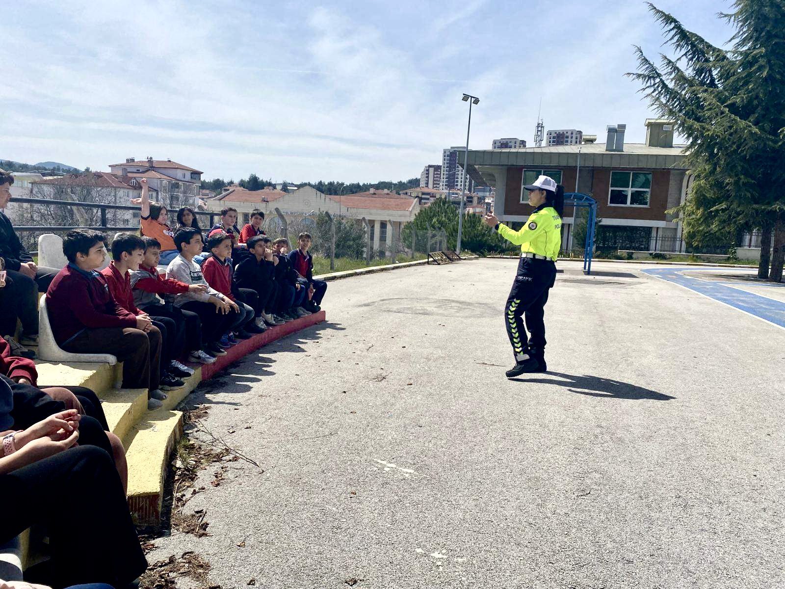 ogrencilere-trafik-egitimi-verildi.jpg