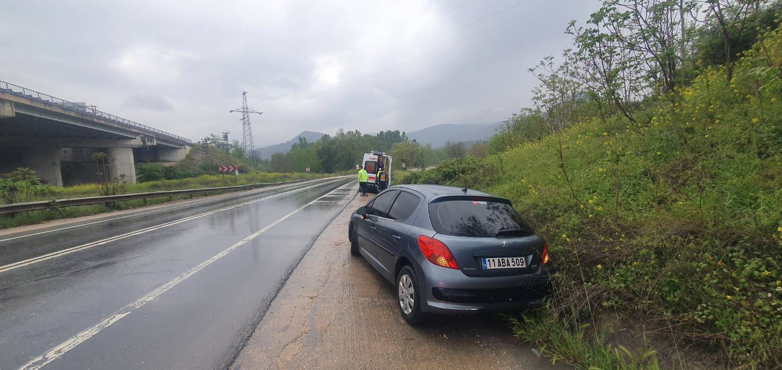 bilecikte-yagisli-havada-kontrolden-cikan-otomobil-savruldu.jpeg