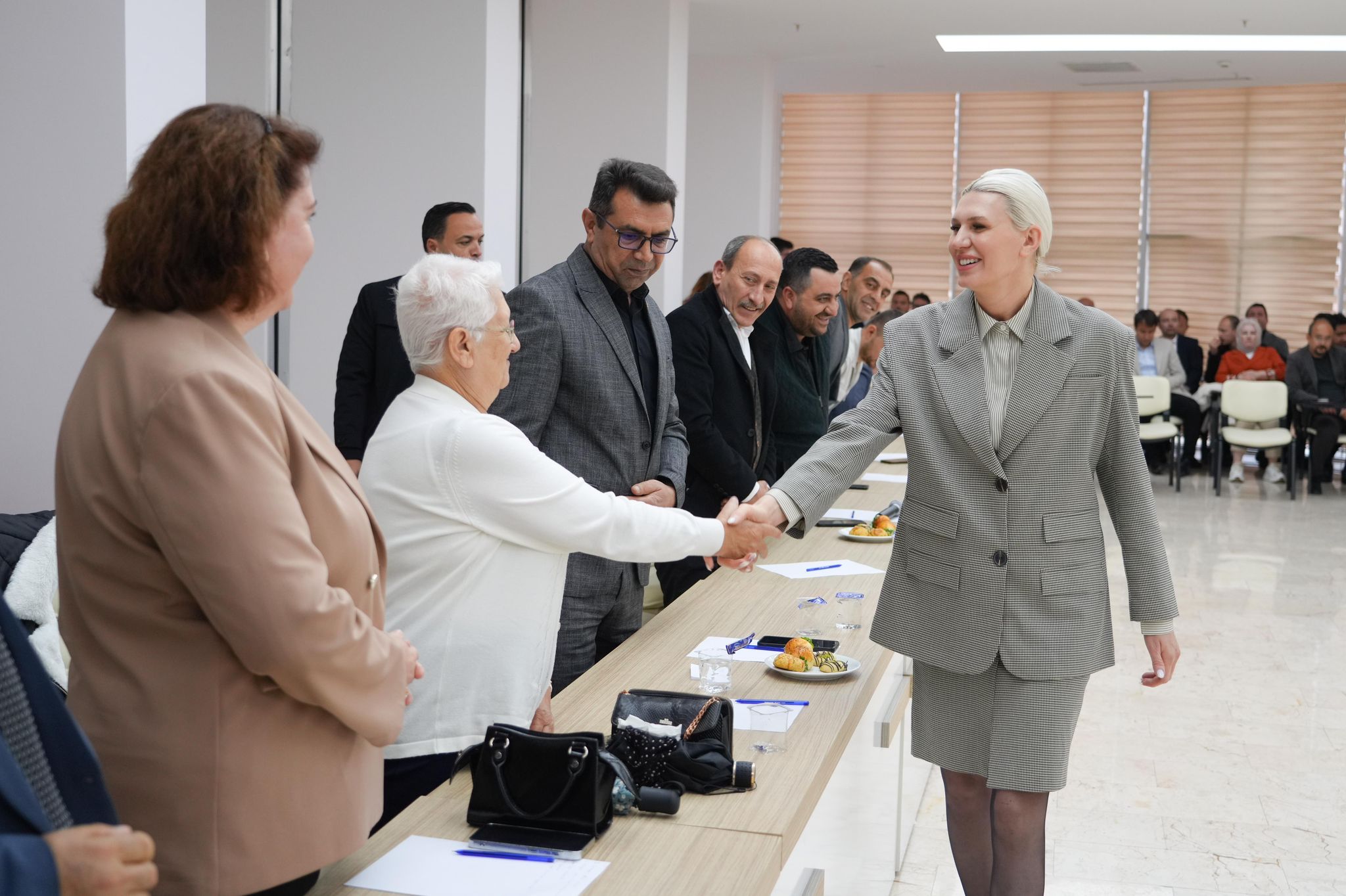 baskan-subasi-muhtarlarla-gorustu-2.jpg